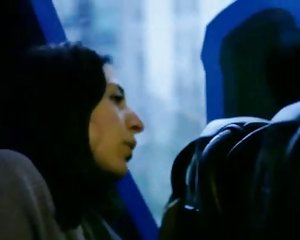 MILF maszturbál a buszon - és az orgazmusokon